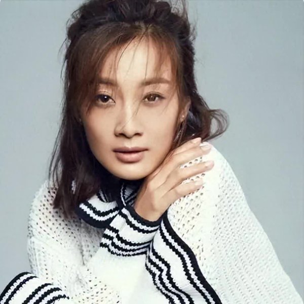 鸿运配资 出道19年不火，前男友花5亿娶李小冉，演《以法之名》后终走红