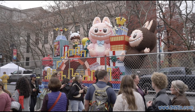 载有Labubu的花车（来源：第一财经摄像）