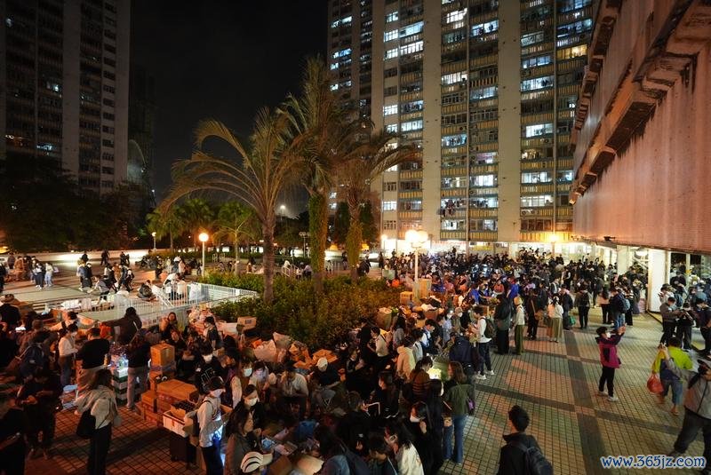 11月27日，义工在宏福苑附近向受火灾影响的市民派发物资。新华社