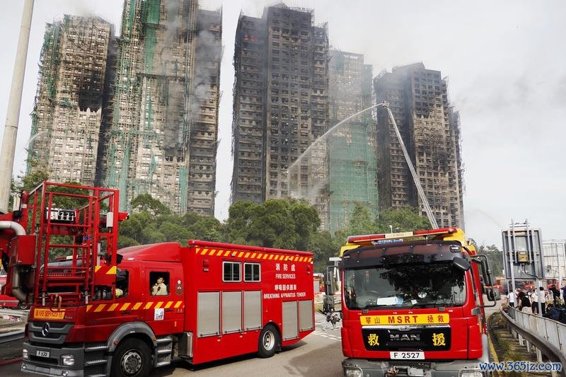 这是11月27日拍摄的香港新界大埔区宏福苑火灾救援现场。新华社